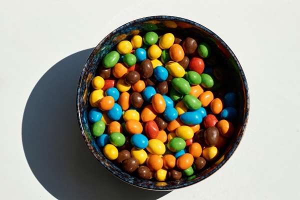 A bowl of candies with different colors to help a child learn more about graphic concepts.