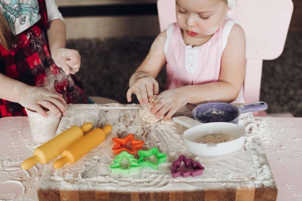 children bonding while making ornament.